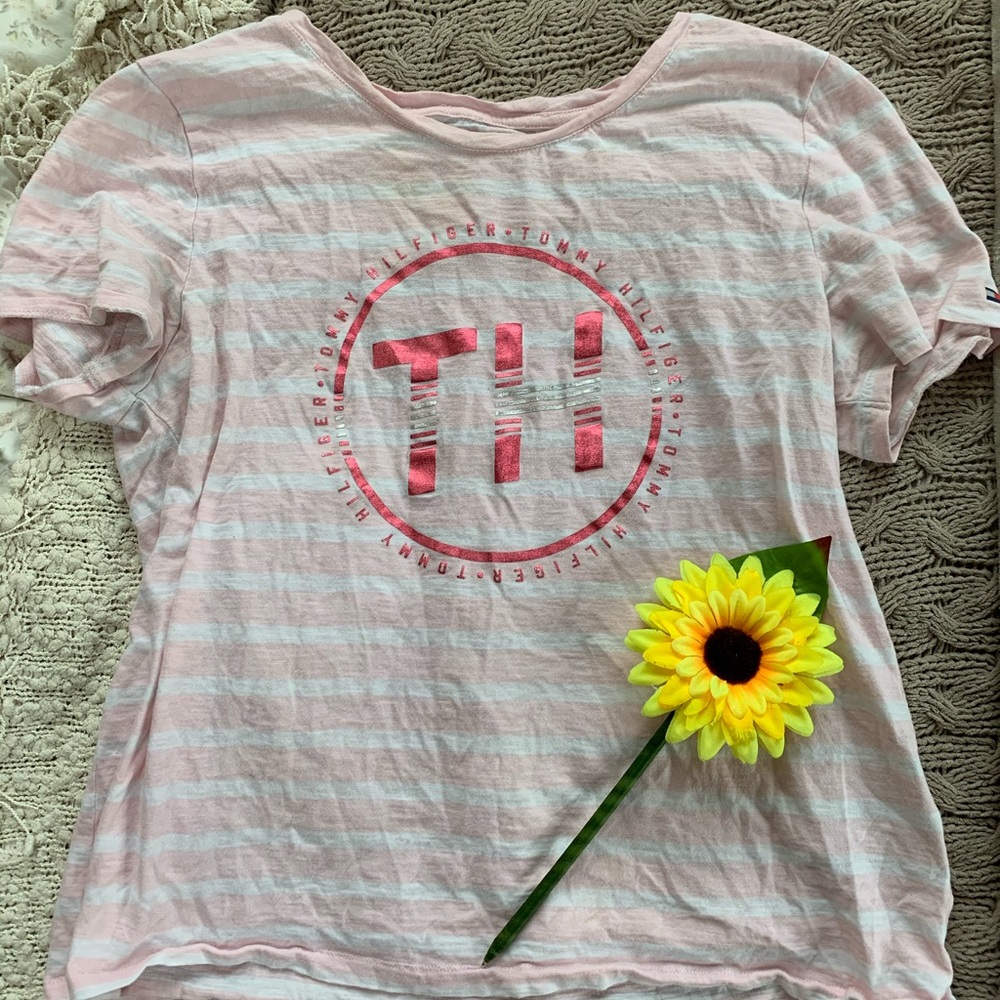 Tommy Hilfiger t-shirt (fits loosely) 🌸